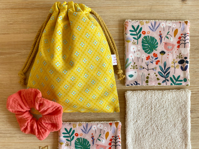 Pochon en tissu, lingettes et chouchou