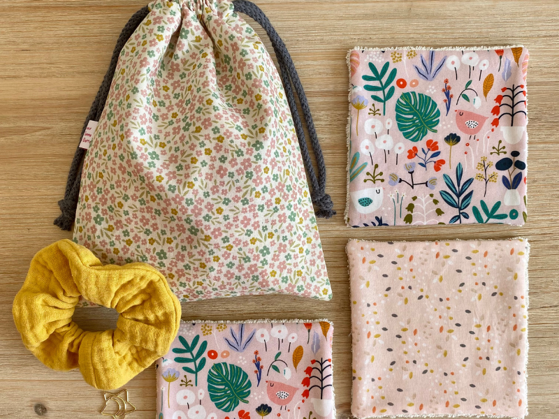 Pochon en tissu, lingettes et chouchou
