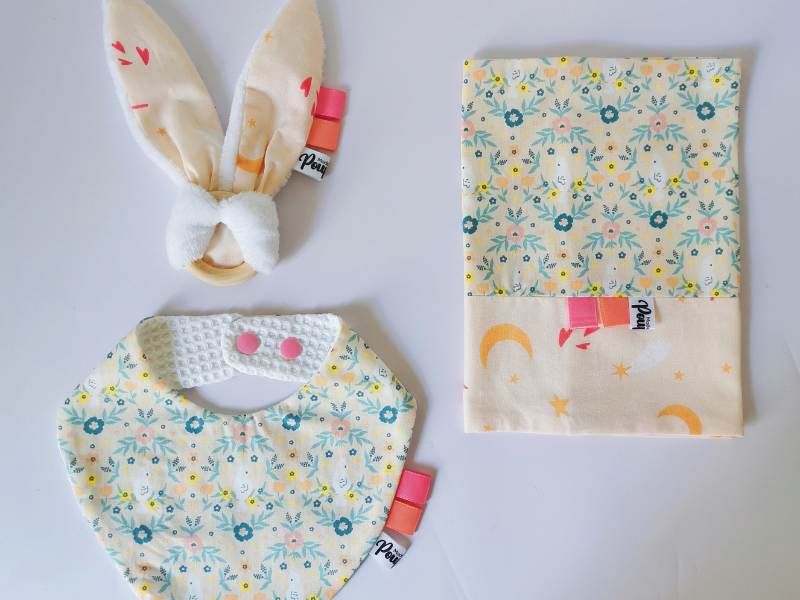 Bandana, hochet et protège carnet de santé