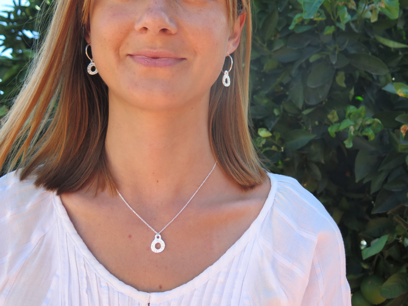 Collier et boucles d'oreilles gravés, or ou argent