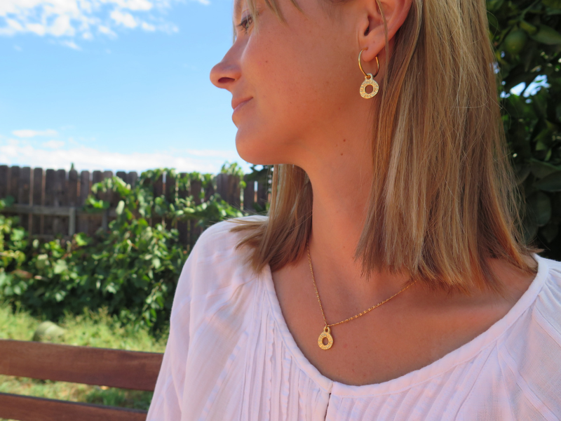 Parure collier et boucles d’oreilles gravés, or ou argent