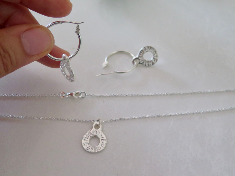 Parure collier et boucles d’oreilles gravés, or ou argent