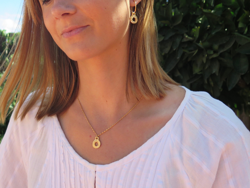 Boucles d'oreilles et collier gravés