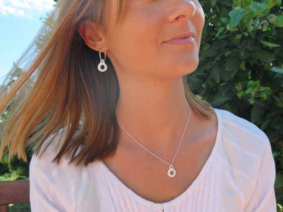 Collier et boucles d'oreilles gravés, or ou argent