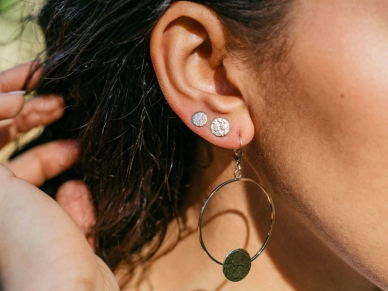 Boucles d'oreilles puces motif 