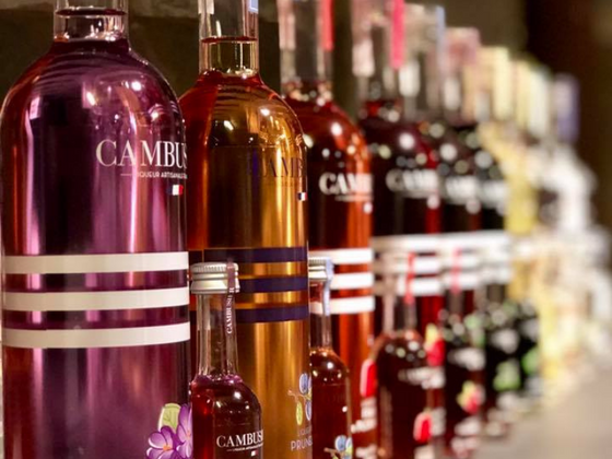 Une bouteille de liqueur/crème régionale