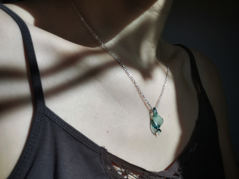 Pendentif Feuille en verre