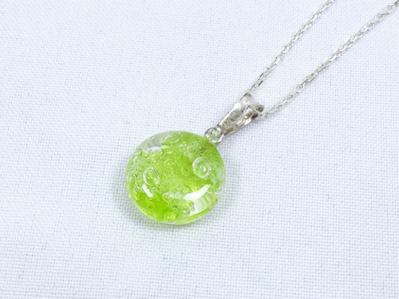 Collier en verre filé