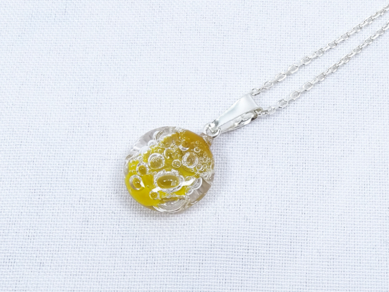 Collier en verre filé