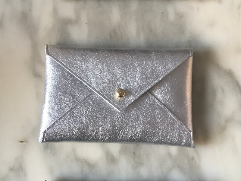 Pochette enveloppe et mini créoles