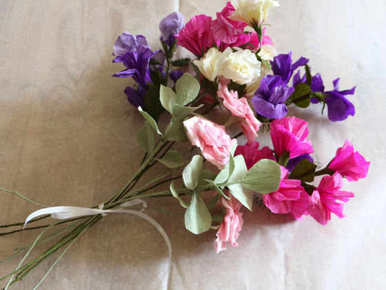 Bouquet de pois de senteur et de roses en papier