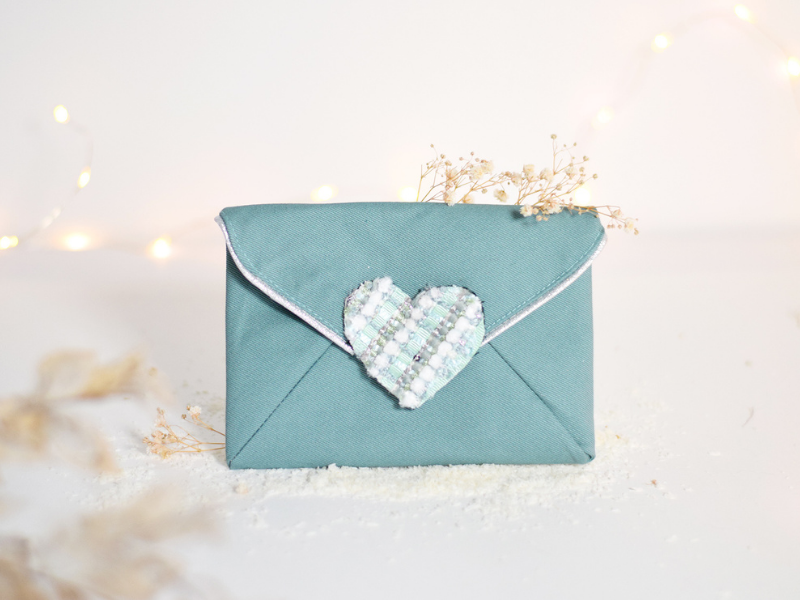 Pochette enveloppe avec cœur tissé main
