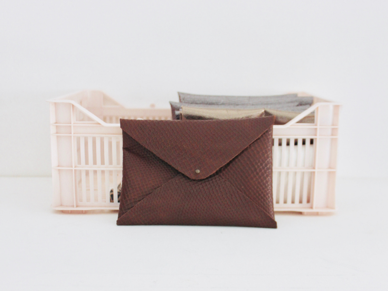 Sangle pour appareil photo et pochette en cuir